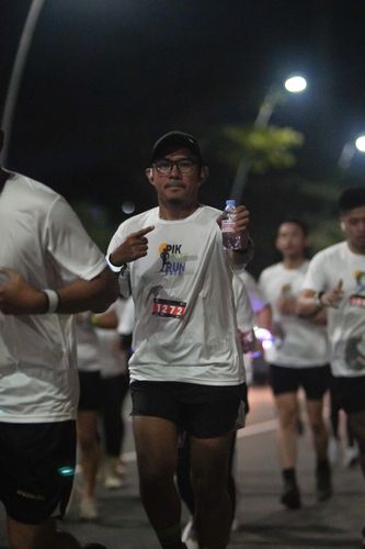 Race photo from PIK NITE RUN VIBES
