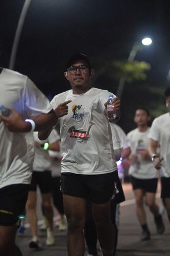 Race photo from PIK NITE RUN VIBES