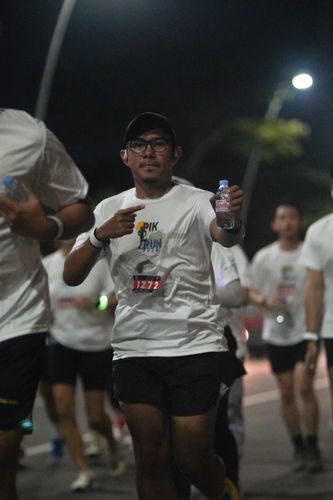 Race photo from PIK NITE RUN VIBES