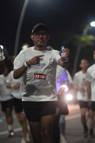 Race photo from PIK NITE RUN VIBES