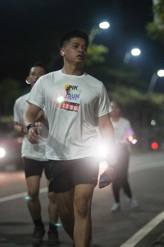 Race photo from PIK NITE RUN VIBES