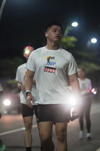 Race photo from PIK NITE RUN VIBES