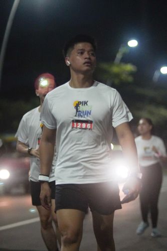 Race photo from PIK NITE RUN VIBES
