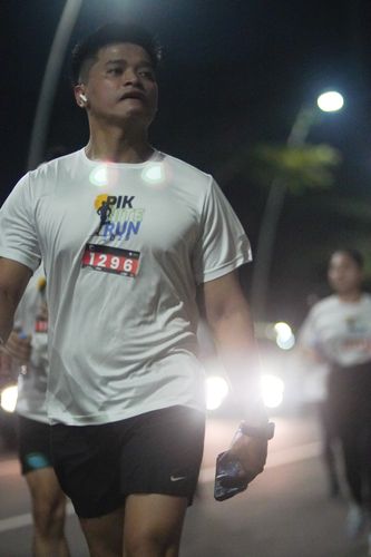 Race photo from PIK NITE RUN VIBES