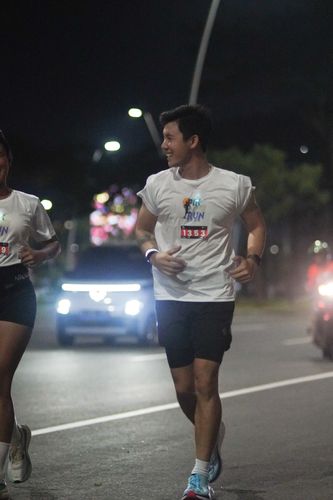Race photo from PIK NITE RUN VIBES