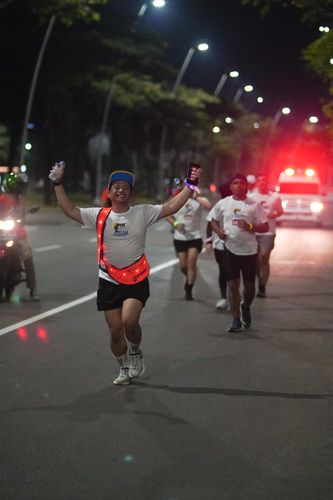 Race photo from PIK NITE RUN VIBES