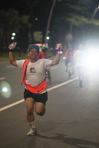 Race photo from PIK NITE RUN VIBES