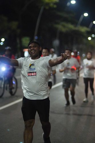 Race photo from PIK NITE RUN VIBES