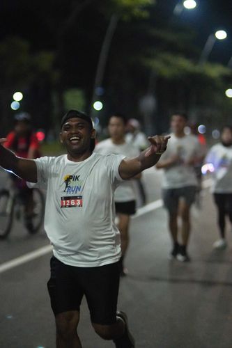 Race photo from PIK NITE RUN VIBES