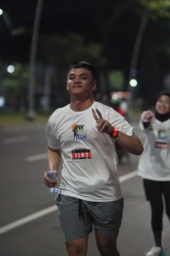 Race photo from PIK NITE RUN VIBES
