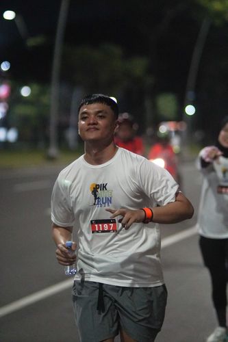 Race photo from PIK NITE RUN VIBES