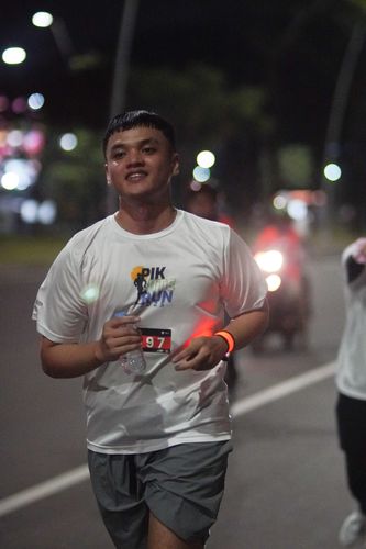 Race photo from PIK NITE RUN VIBES