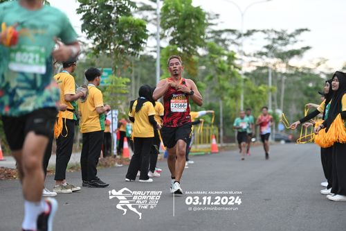 Race photo from Arutmin Borneo Run 2024