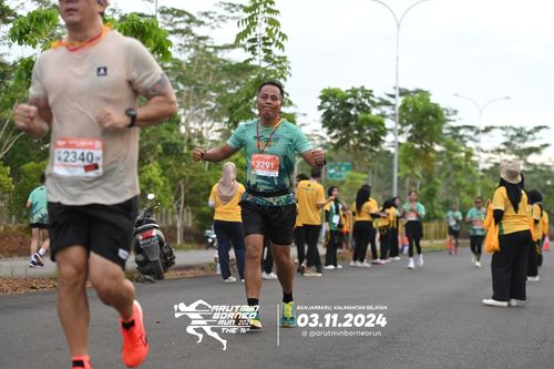 Race photo from Arutmin Borneo Run 2024