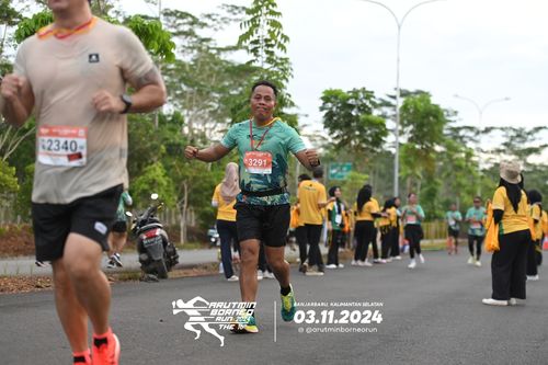 Race photo from Arutmin Borneo Run 2024