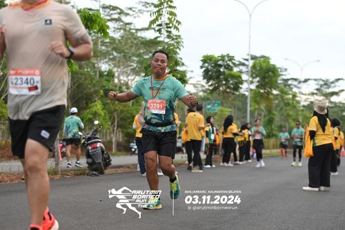 Race photo from Arutmin Borneo Run 2024