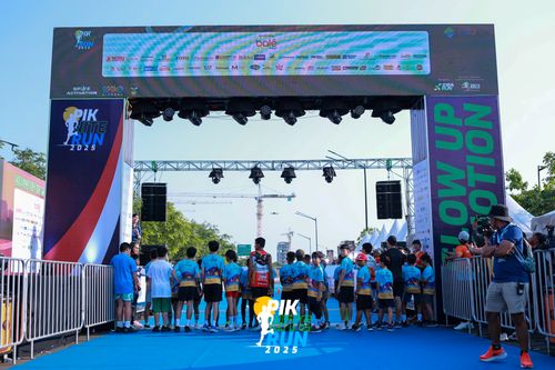 Race photo from PIK NITE RUN 2025