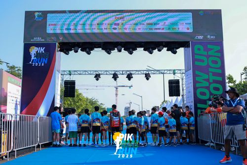 Race photo from PIK NITE RUN 2025
