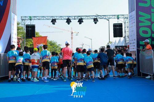 Race photo from PIK NITE RUN 2025