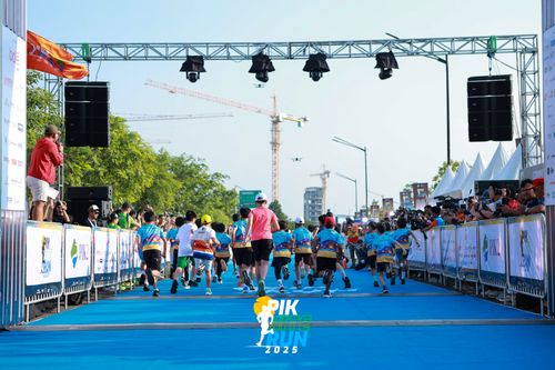 Race photo from PIK NITE RUN 2025