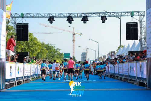 Race photo from PIK NITE RUN 2025