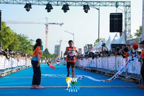 Race photo from PIK NITE RUN 2025