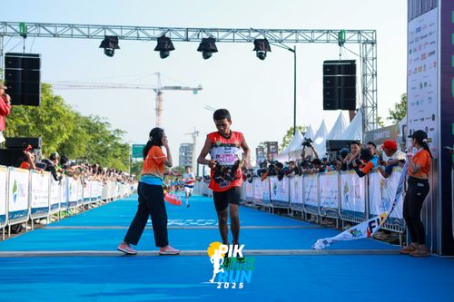 Race photo from PIK NITE RUN 2025