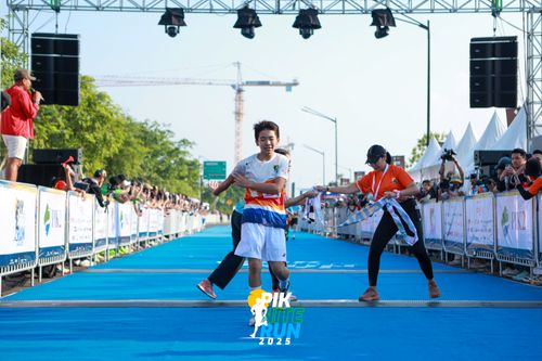 Race photo from PIK NITE RUN 2025