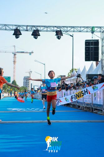 Race photo from PIK NITE RUN 2025