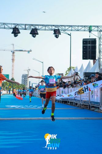 Race photo from PIK NITE RUN 2025