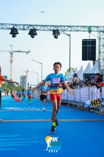 Race photo from PIK NITE RUN 2025
