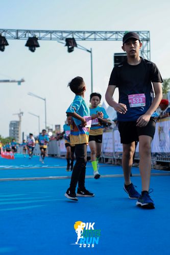 Race photo from PIK NITE RUN 2025