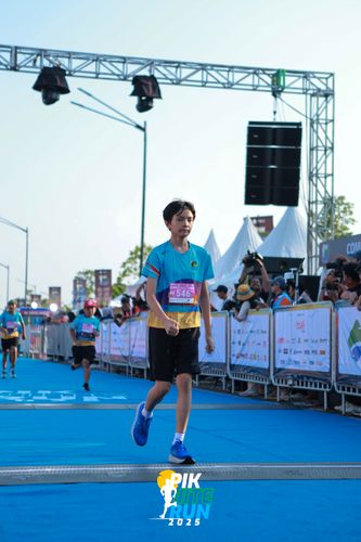 Race photo from PIK NITE RUN 2025
