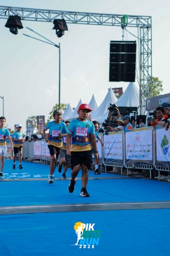 Race photo from PIK NITE RUN 2025