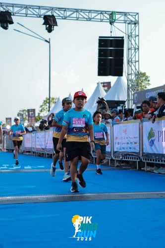 Race photo from PIK NITE RUN 2025