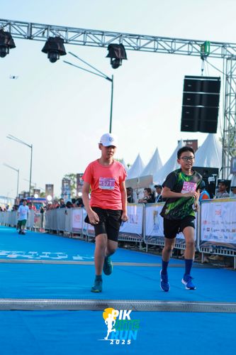 Race photo from PIK NITE RUN 2025