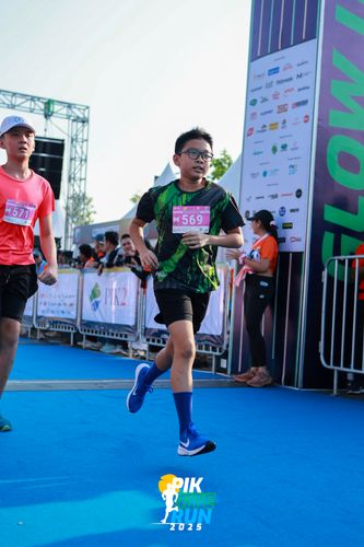 Race photo from PIK NITE RUN 2025