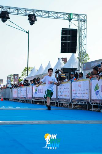 Race photo from PIK NITE RUN 2025