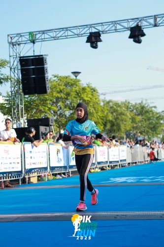 Race photo from PIK NITE RUN 2025