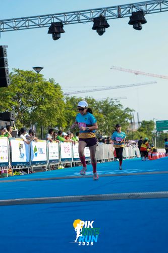 Race photo from PIK NITE RUN 2025