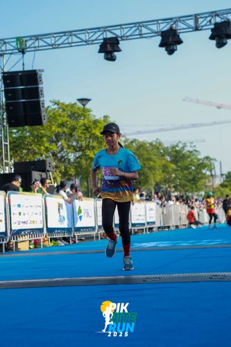Race photo from PIK NITE RUN 2025