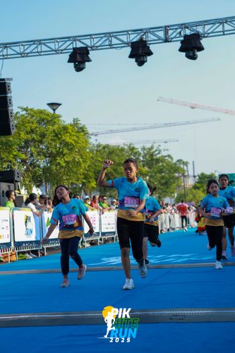 Race photo from PIK NITE RUN 2025