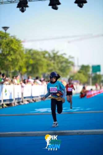 Race photo from PIK NITE RUN 2025