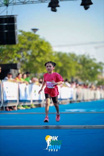 Race photo from PIK NITE RUN 2025