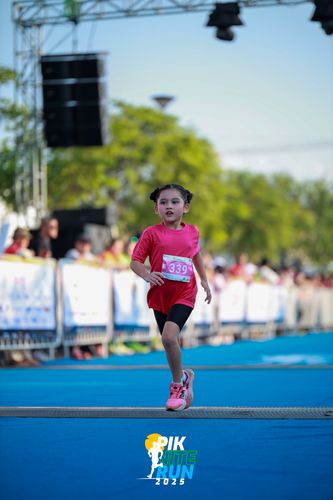 Race photo from PIK NITE RUN 2025