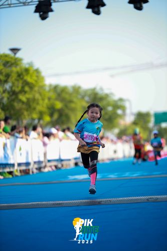 Race photo from PIK NITE RUN 2025