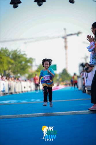 Race photo from PIK NITE RUN 2025