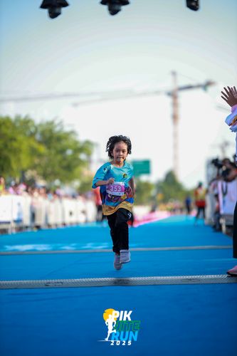 Race photo from PIK NITE RUN 2025