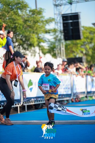 Race photo from PIK NITE RUN 2025