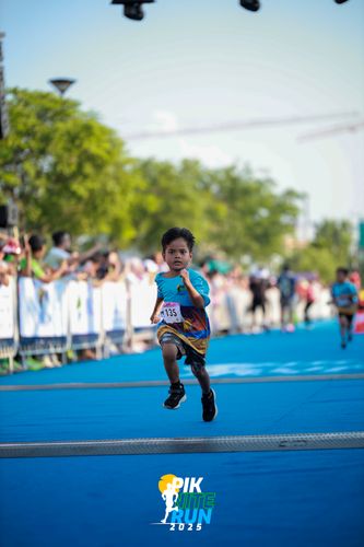 Race photo from PIK NITE RUN 2025
